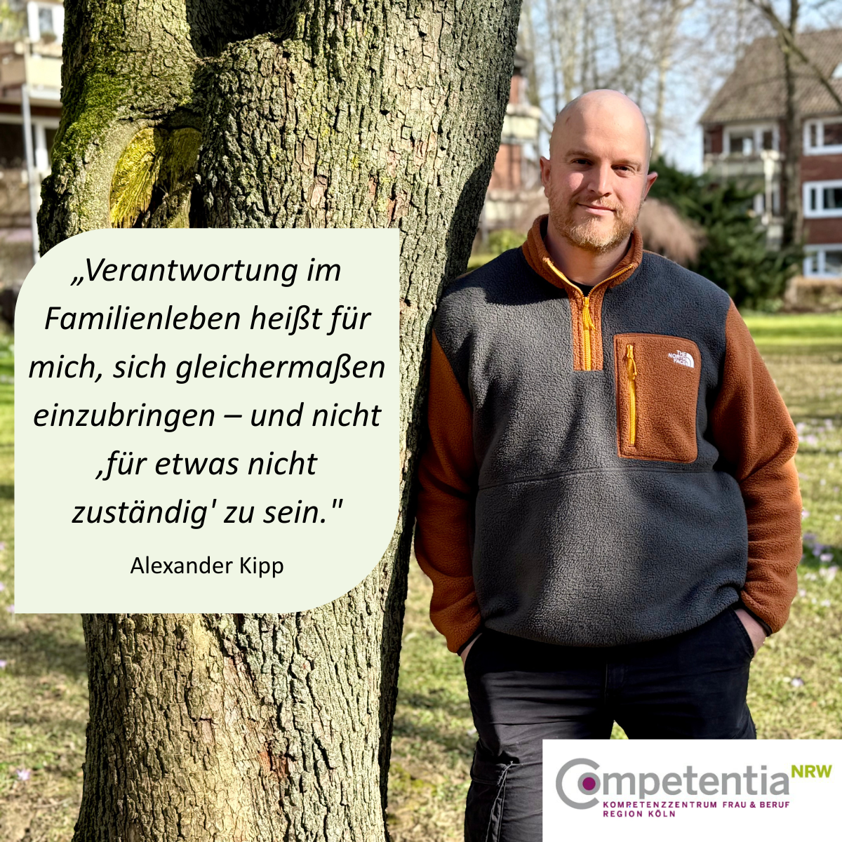 Alexander Kipp an Baum gelehnt